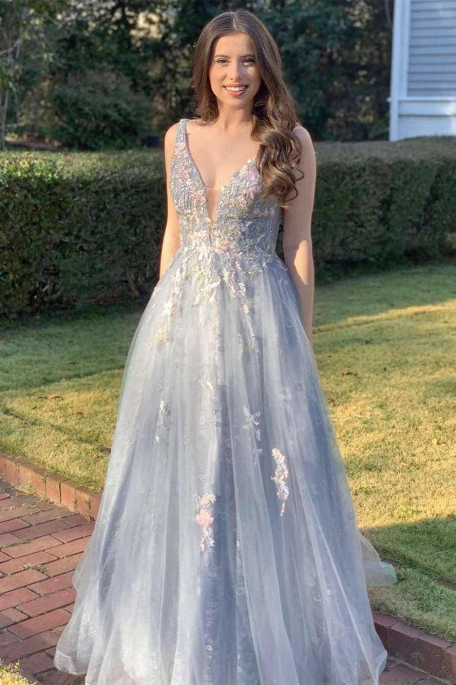 Tulle Appliques V-Neck A-Line Long Prom Gown