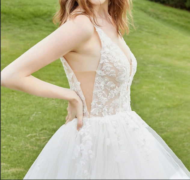 Lace Bodice Plunging V-neck Sleeveless Ruffles Wedding Dress