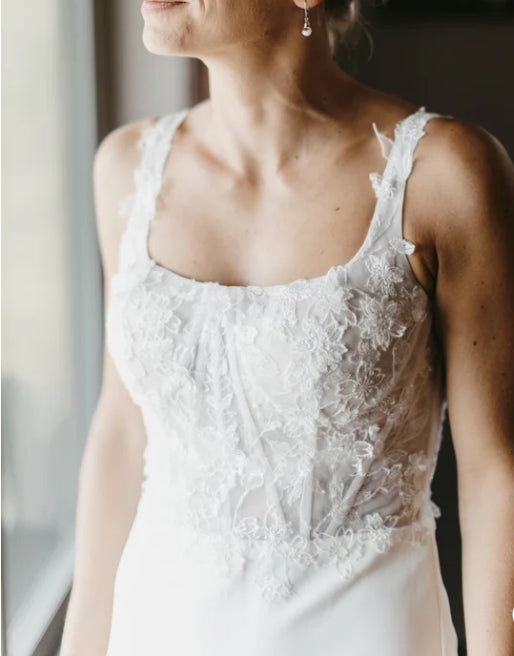 White Sheath Modern Upper Body Applique Sweep Train Wedding Dresses