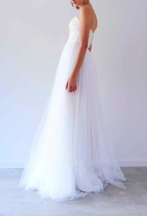 V Neck Sleeveless A-Line Long Tulle Backless White Wedding Dress