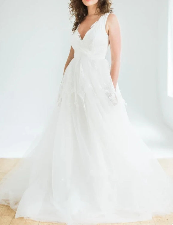 A-Line Sleeveless V-Neck Lace Satin Weddig Dress