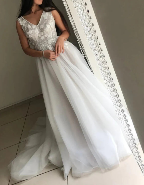 Tulle Lace Top A-line V-neck Wedding Dresses Appliques Wedding Gown