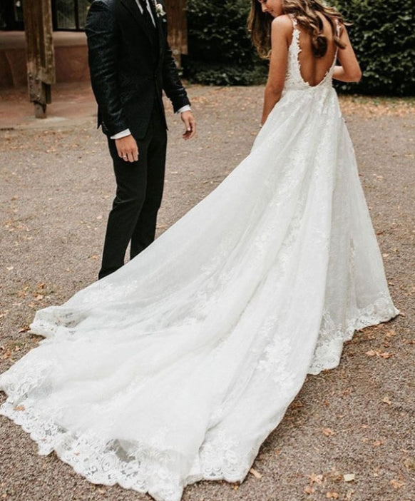 Tulle Lace A-line V-neck Chapel Train Wedding Dresses Bridal Gowns