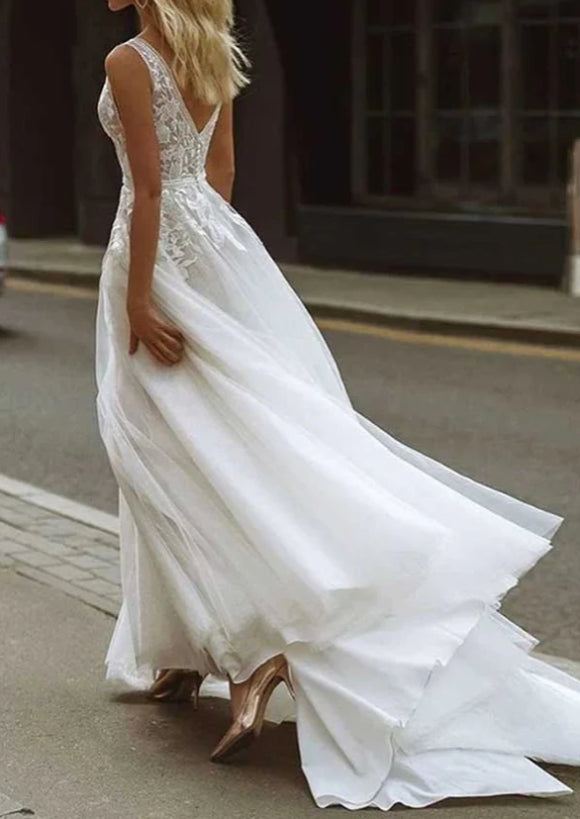 Tulle A-line V-neck Backless Lace Appliques Wedding Dresses Wedding Gown