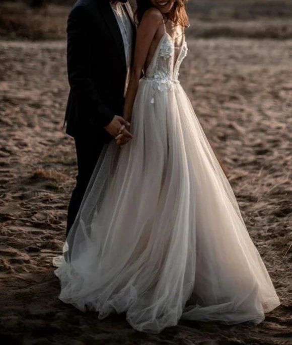 Tulle A-line Deep V-neck Backless Spaghetti Straps Wedding Dresses