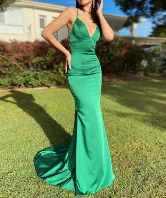Green Sheath/Column V-Neck Prom Dresses With Criss-Cross Straps
