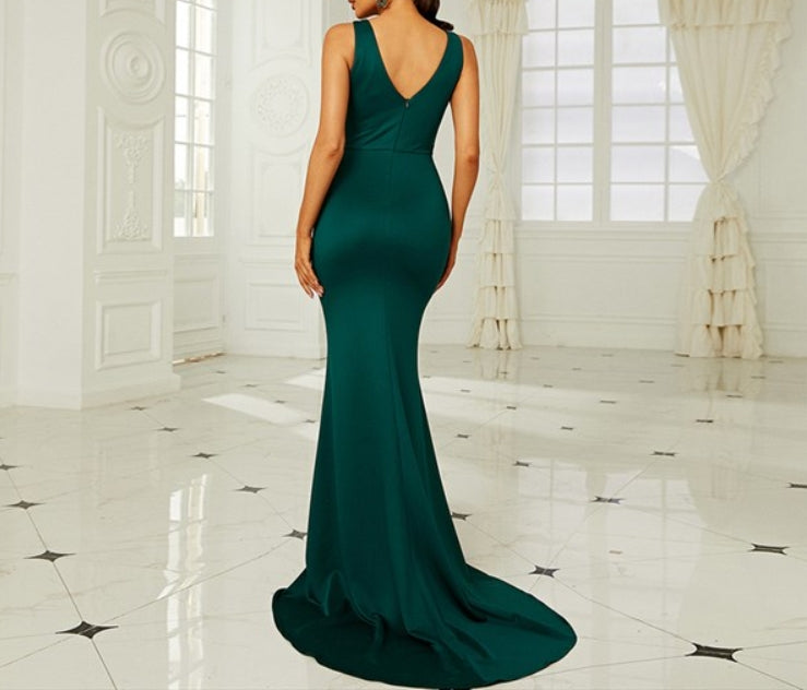 Long Dark Green Mermaid / Trumpet Deep V-Neck Sleeveless Prom Dresses