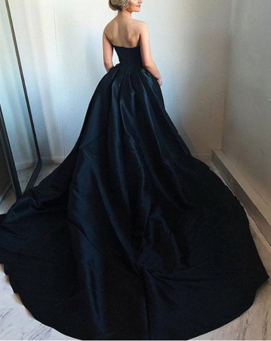 Black A-Line Strapless Sweetheart Satin Prom Dresses With Sweep Train