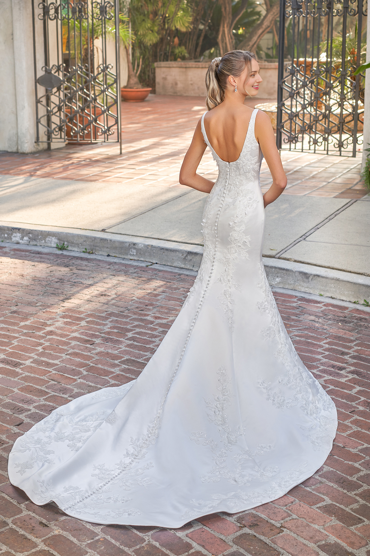 Mermaid square neckline sleeveless 3D decal backless and floor length wedding dress