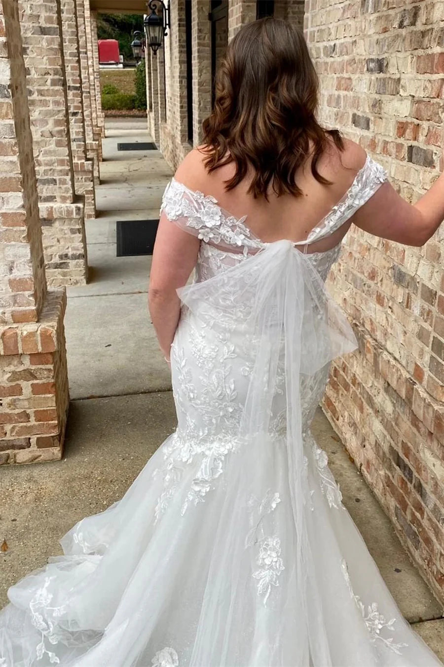 Appliqués Off-the-Shoulder Trumpet Long Wedding Dress