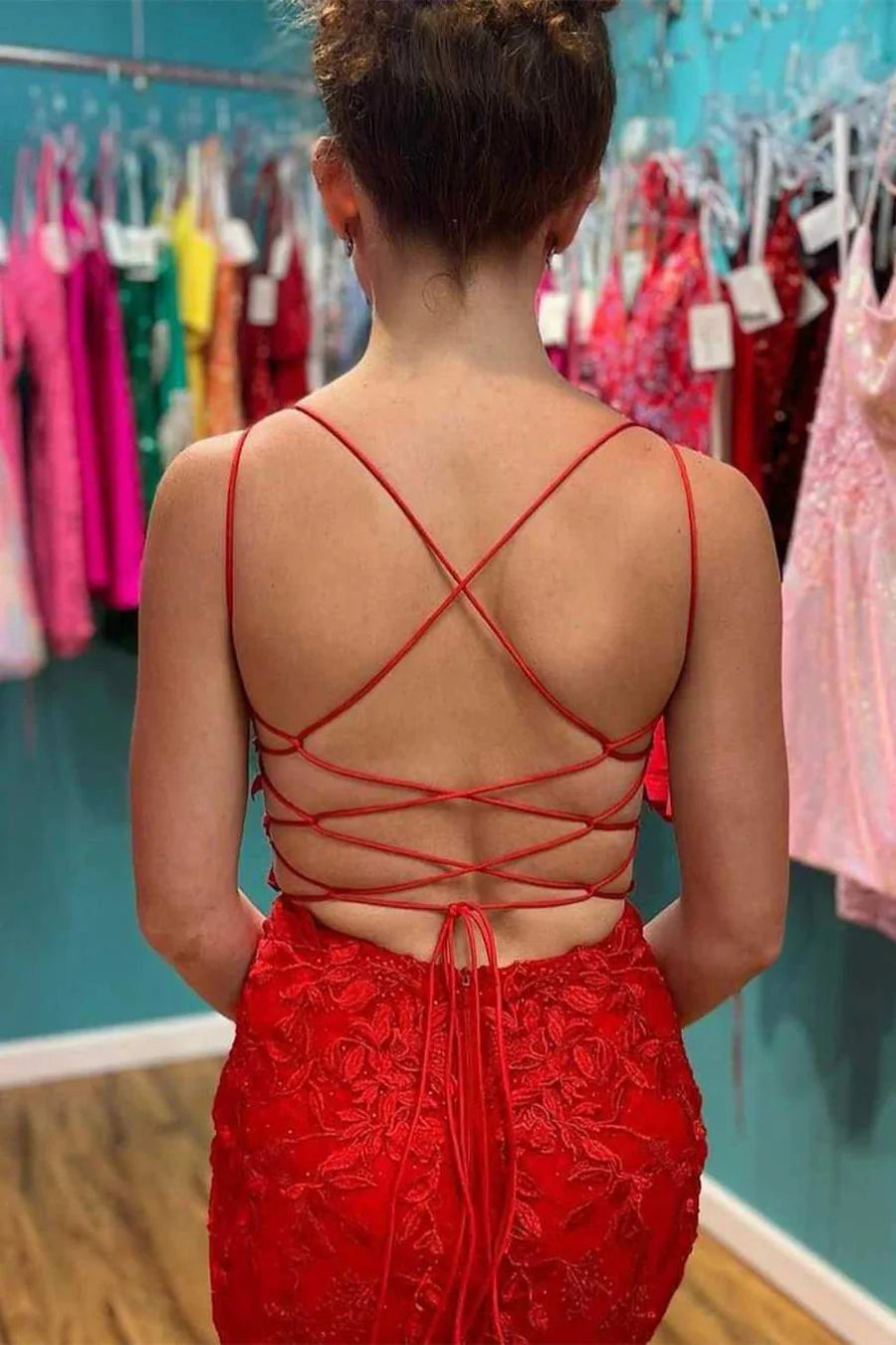 Appliques Plunge V Lace-Up Fitted Cocktail Dress