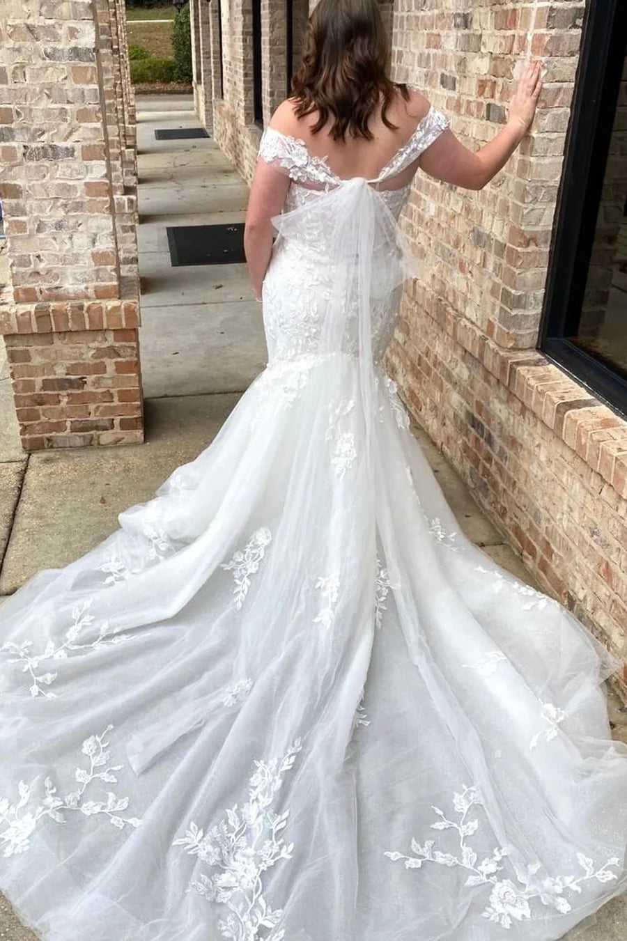 Appliqués Off-the-Shoulder Trumpet Long Wedding Dress