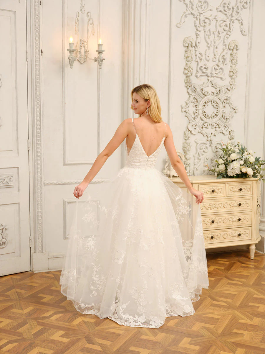 A-Line/Princess Spaghetti Straps V-Neck Sleeveless Long Wedding Dresses With Appliques