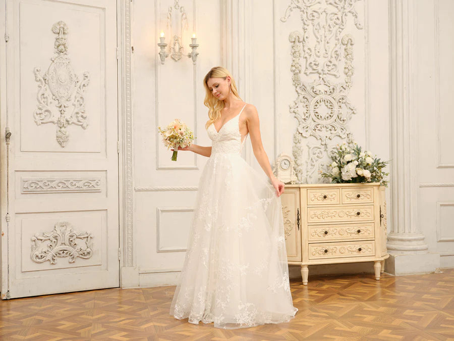 A-Line/Princess Spaghetti Straps V-Neck Sleeveless Long Wedding Dresses With Appliques