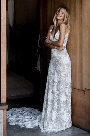 A Line Spaghetti Straps Sleeveless Ivory Backless Lace Appliques Wedding Dresses