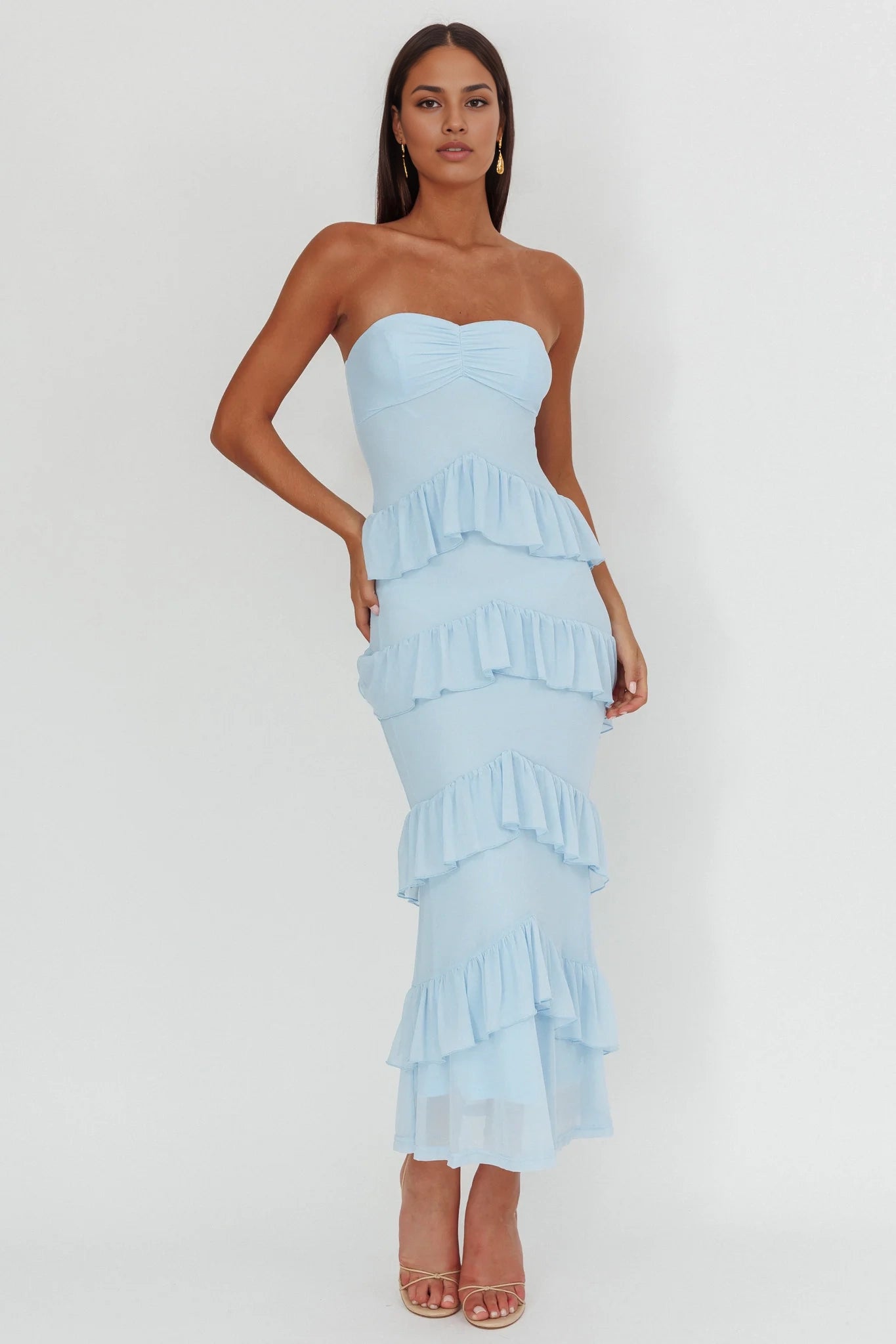 A charming sweetheart neckline with ruffled edges and sleeveless bridesmaid dress
