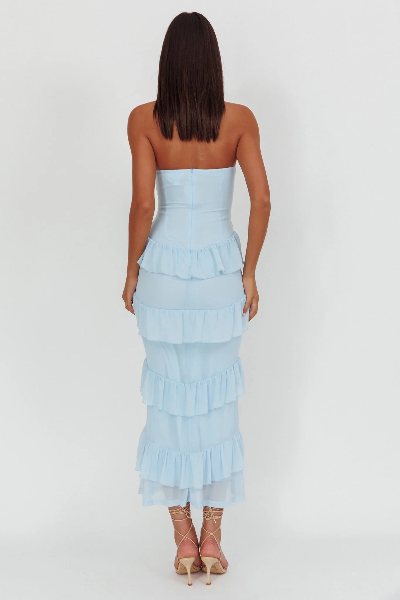 A charming sweetheart neckline with ruffled edges and sleeveless bridesmaid dress