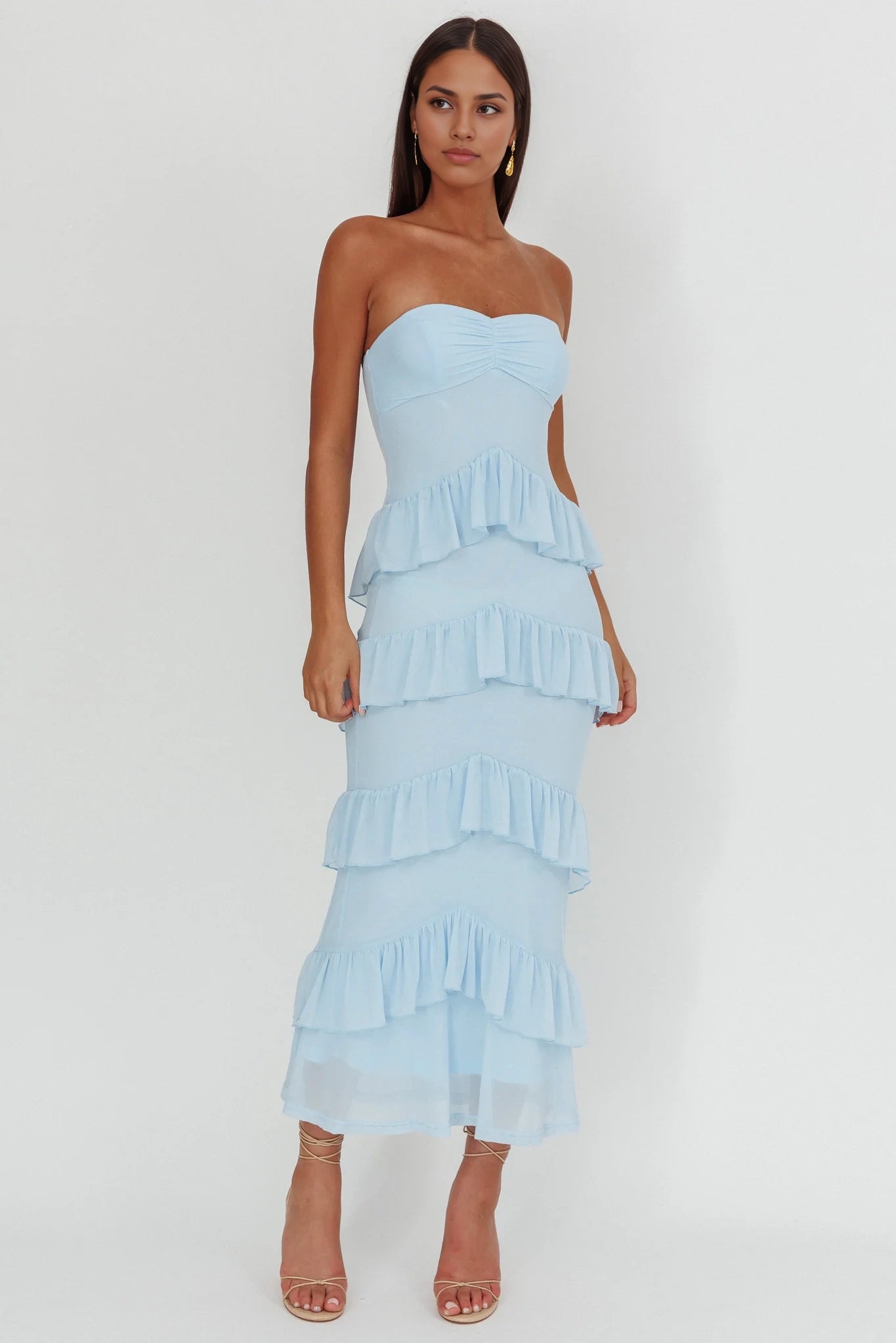 A charming sweetheart neckline with ruffled edges and sleeveless bridesmaid dress