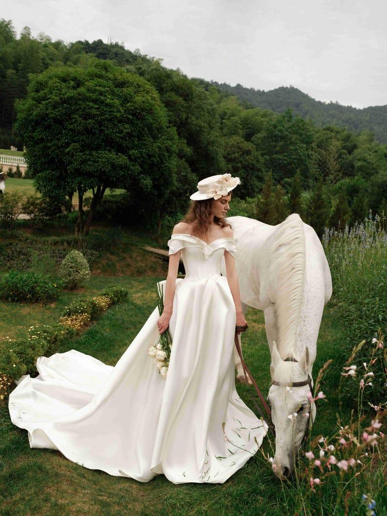 Long Trailing Wedding Dresses Princess Wedding Dress Elegant Satin Bridal Dress A-line Wedding Gown Off-shoulder Wedding Dress