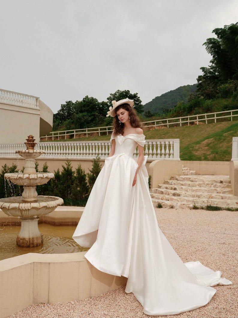 Long Trailing Wedding Dresses Princess Wedding Dress Elegant Satin Bridal Dress A-line Wedding Gown Off-shoulder Wedding Dress
