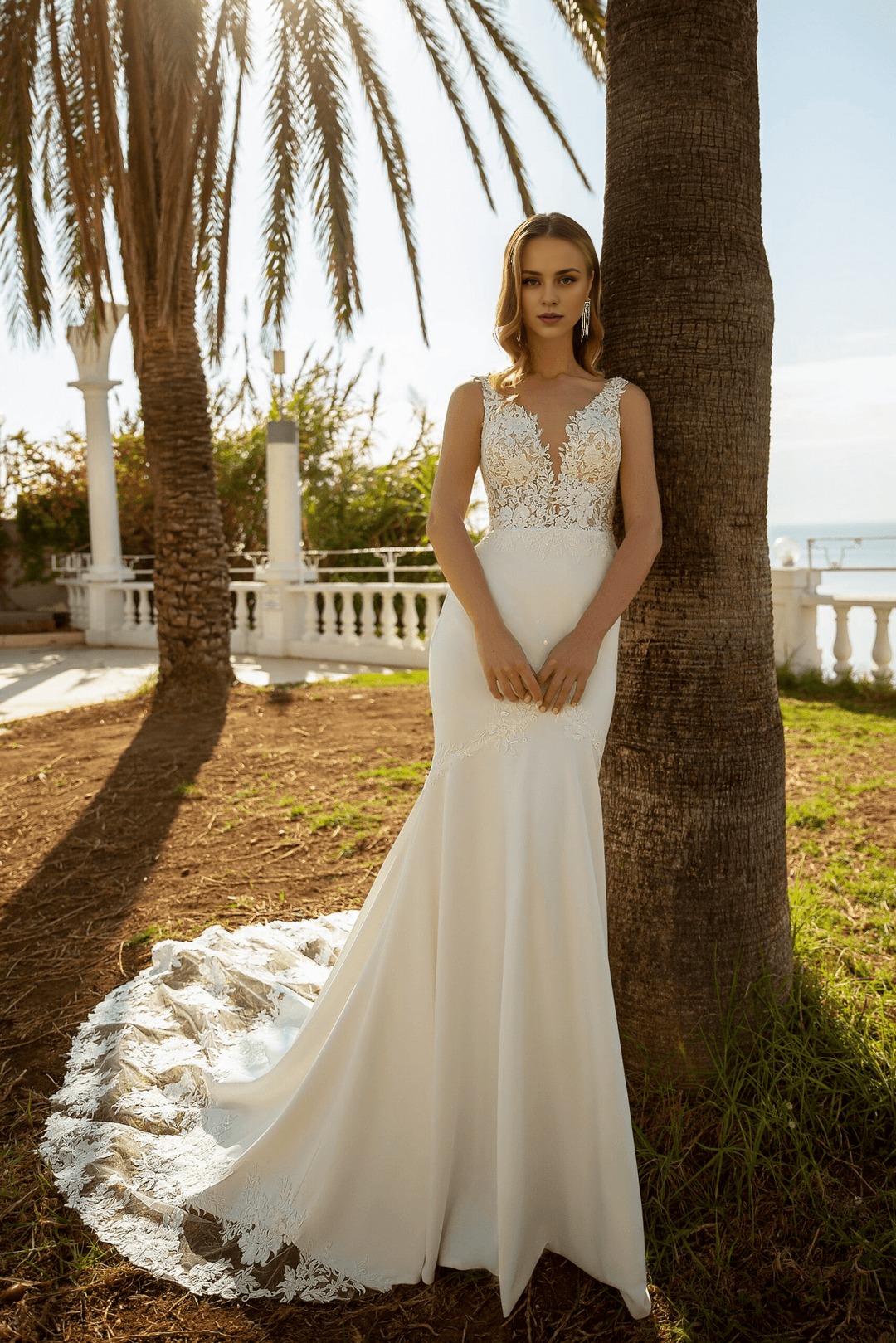 Floral Wedding Dress Sleeveless Wedding Dress Fitted Lace Wedding Dress V-Neck Wedding Dress with Train