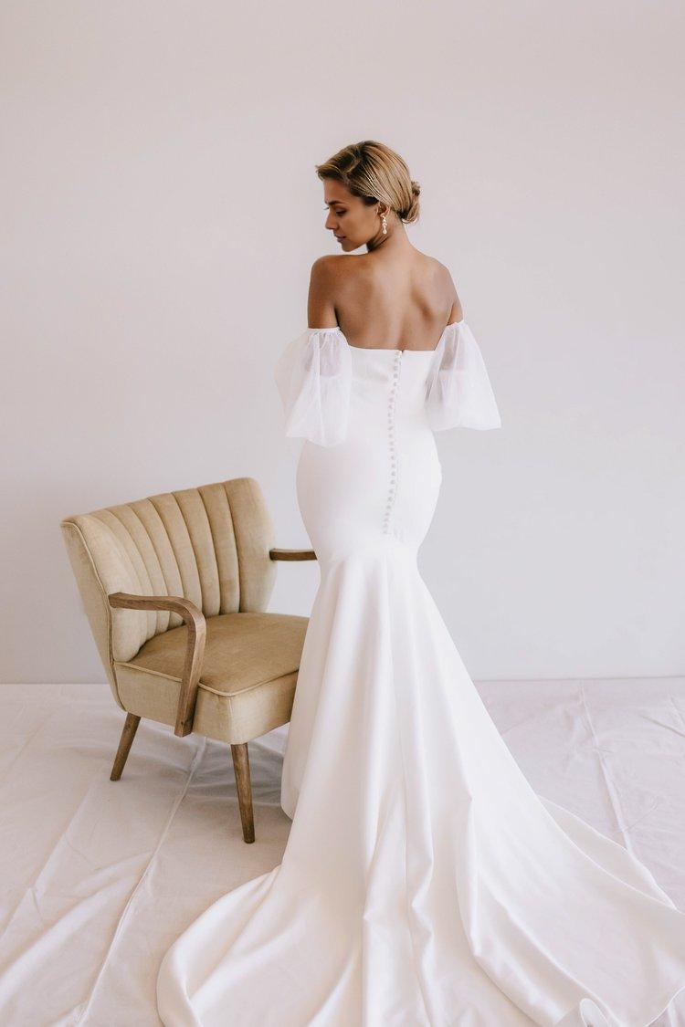 Modern Crepe Fitted Wedding Dress with Tulle Puff Sleeves