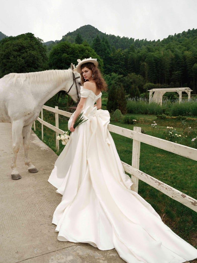 Long Trailing Wedding Dresses Princess Wedding Dress Elegant Satin Bridal Dress A-line Wedding Gown Off-shoulder Wedding Dress