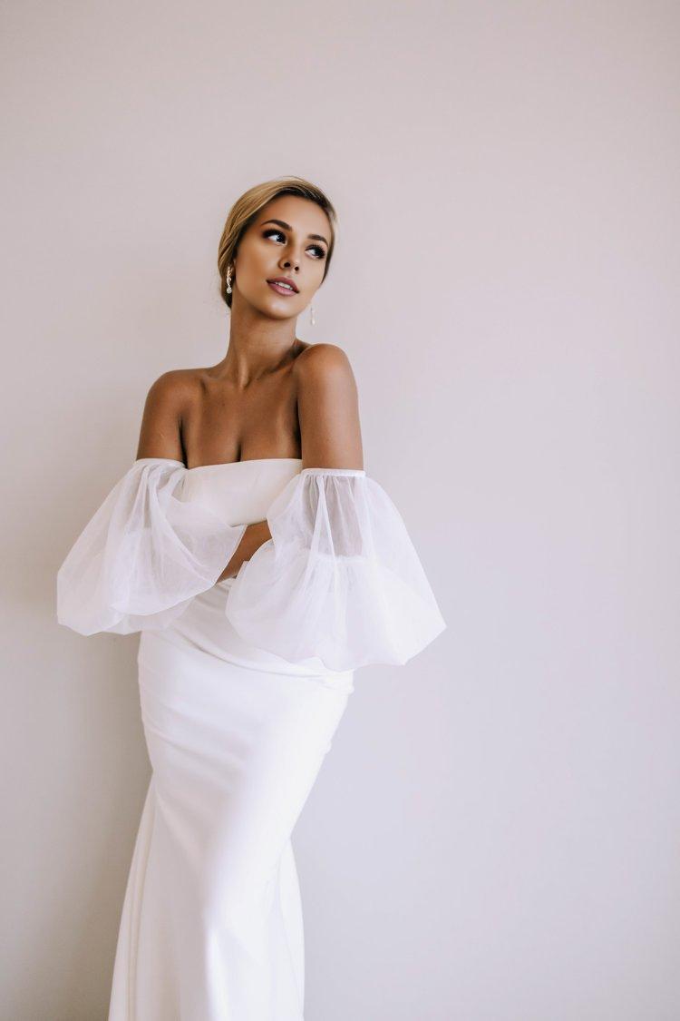 Modern Crepe Fitted Wedding Dress with Tulle Puff Sleeves