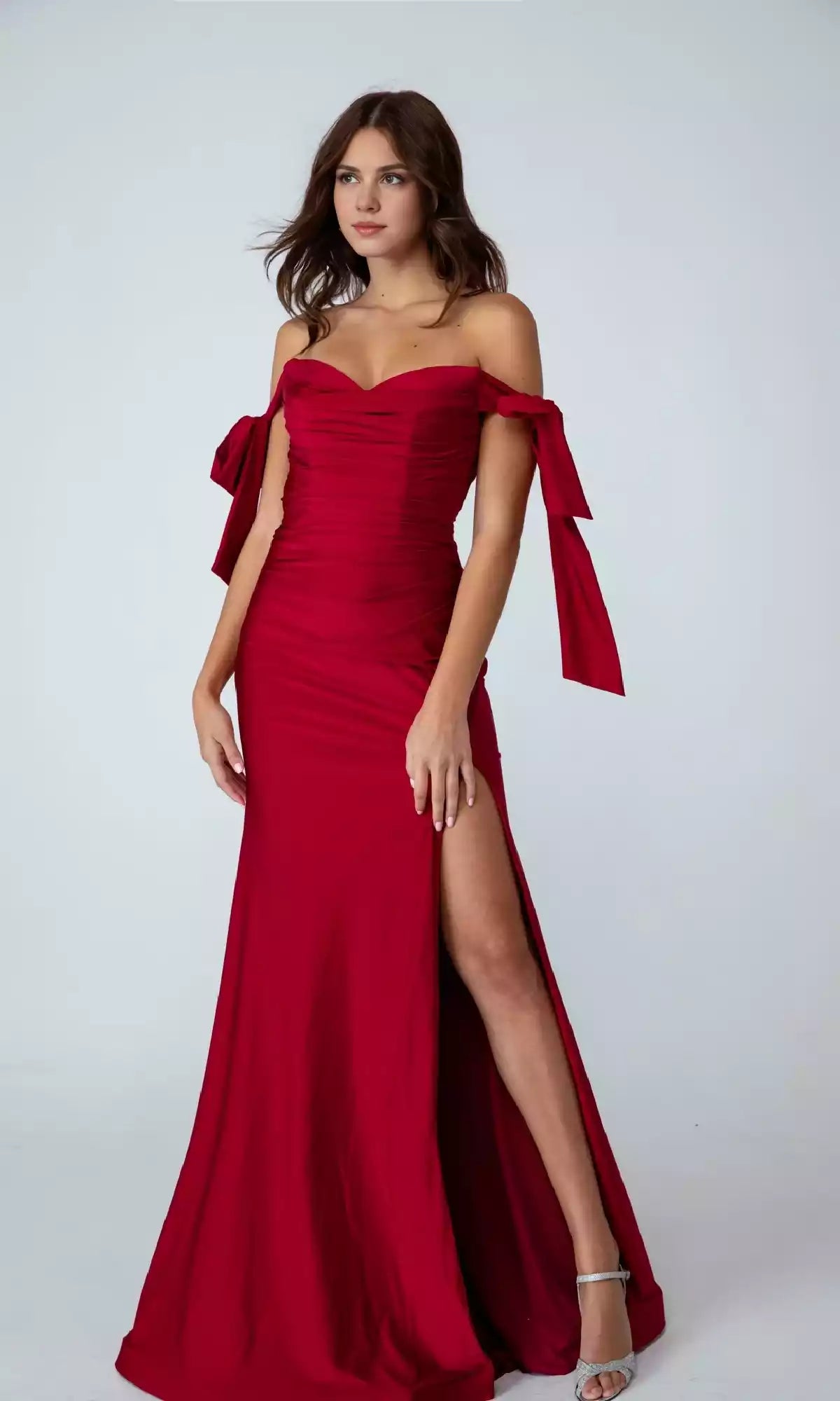 Beautiful formal knitted heart-shaped neckline with side slits and thin shoulder straps, hem hanging to the ground Prom Dresses