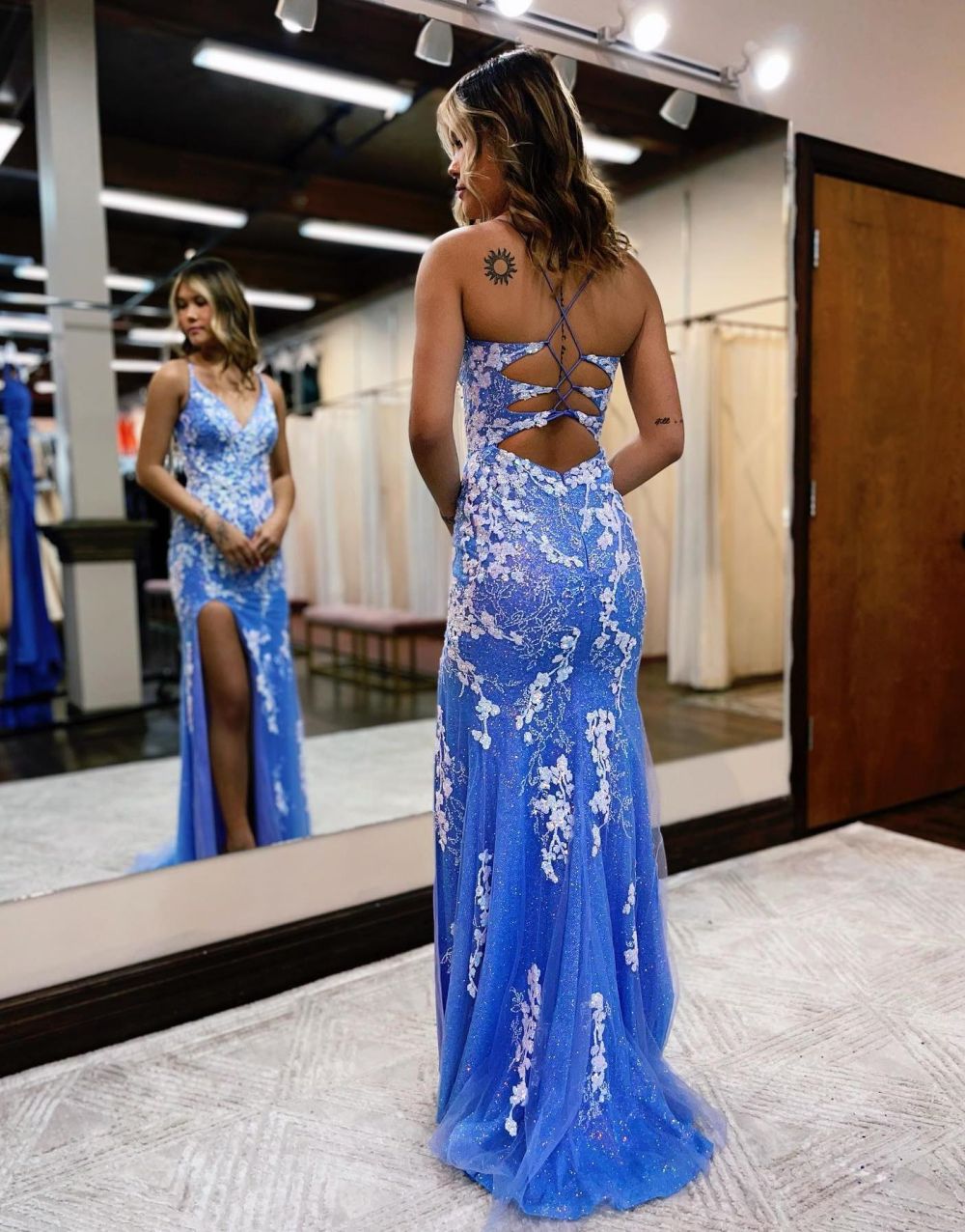 Mermaid V-Neck Prom Dress With Appliques
