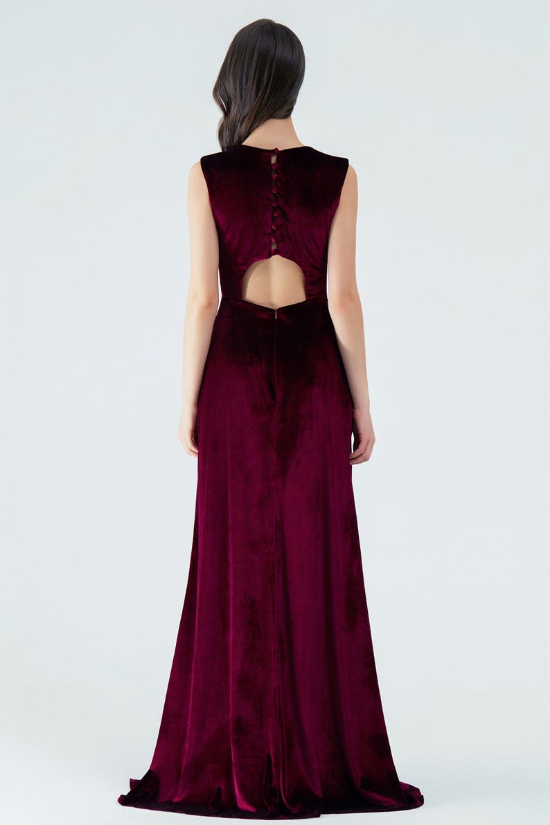Burgundy Sleeveless Velvet Prom Dress with Floor-length Design & Button-back Detail