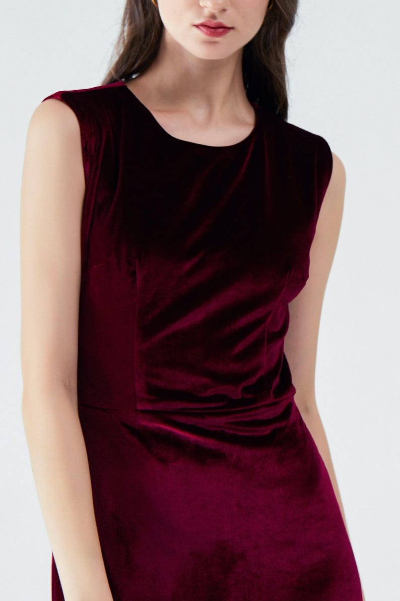 Burgundy Sleeveless Velvet Prom Dress with Floor-length Design & Button-back Detail