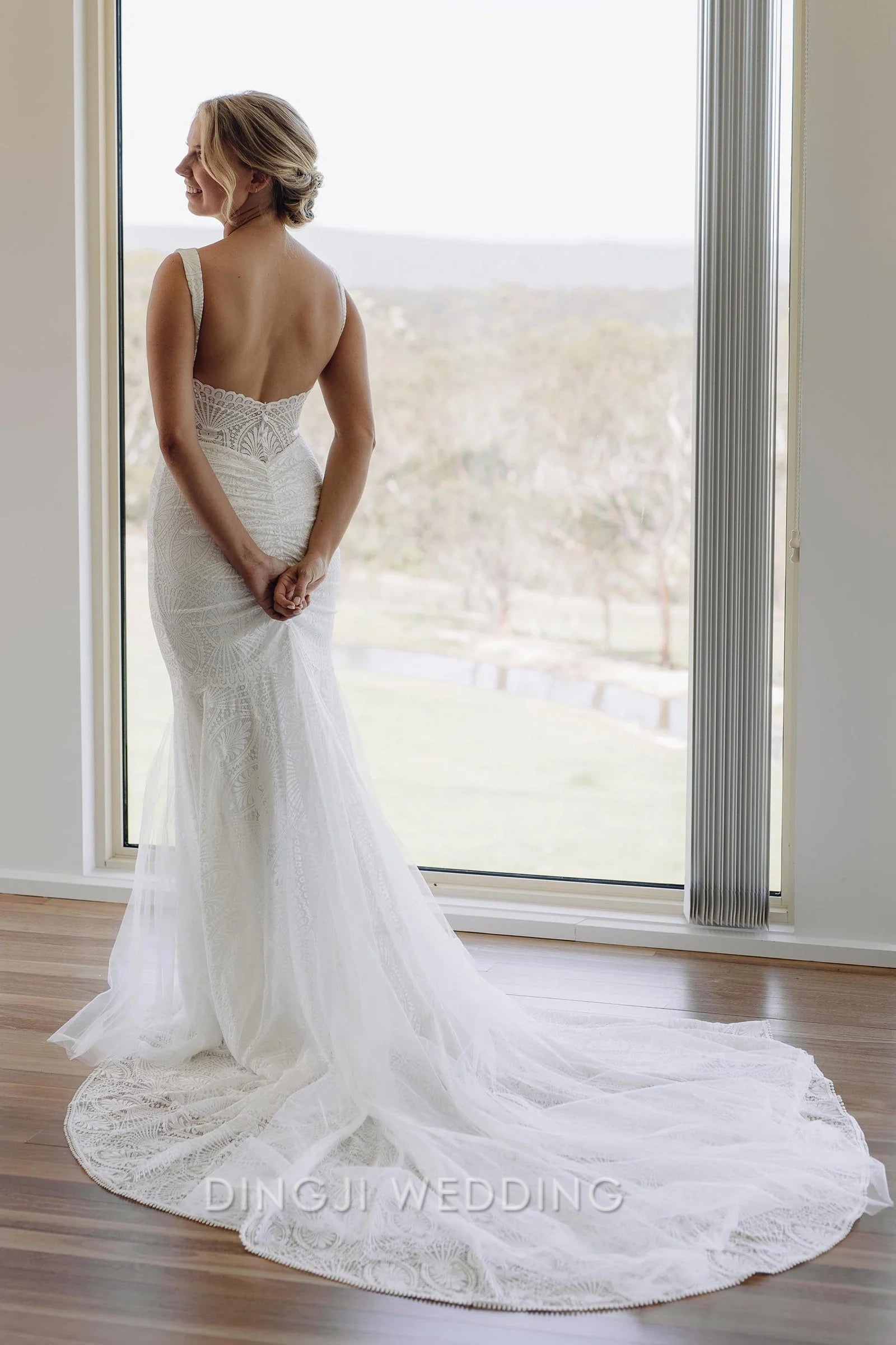 Elegant Mermaid V-Neck Sleeveless Bohemian Lace White Floor-Length Wedding Gown