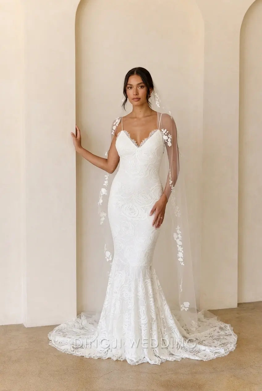 Elegant Mermaid V-Neck Sleeveless Floral Lace White Floor-Length Wedding Dress