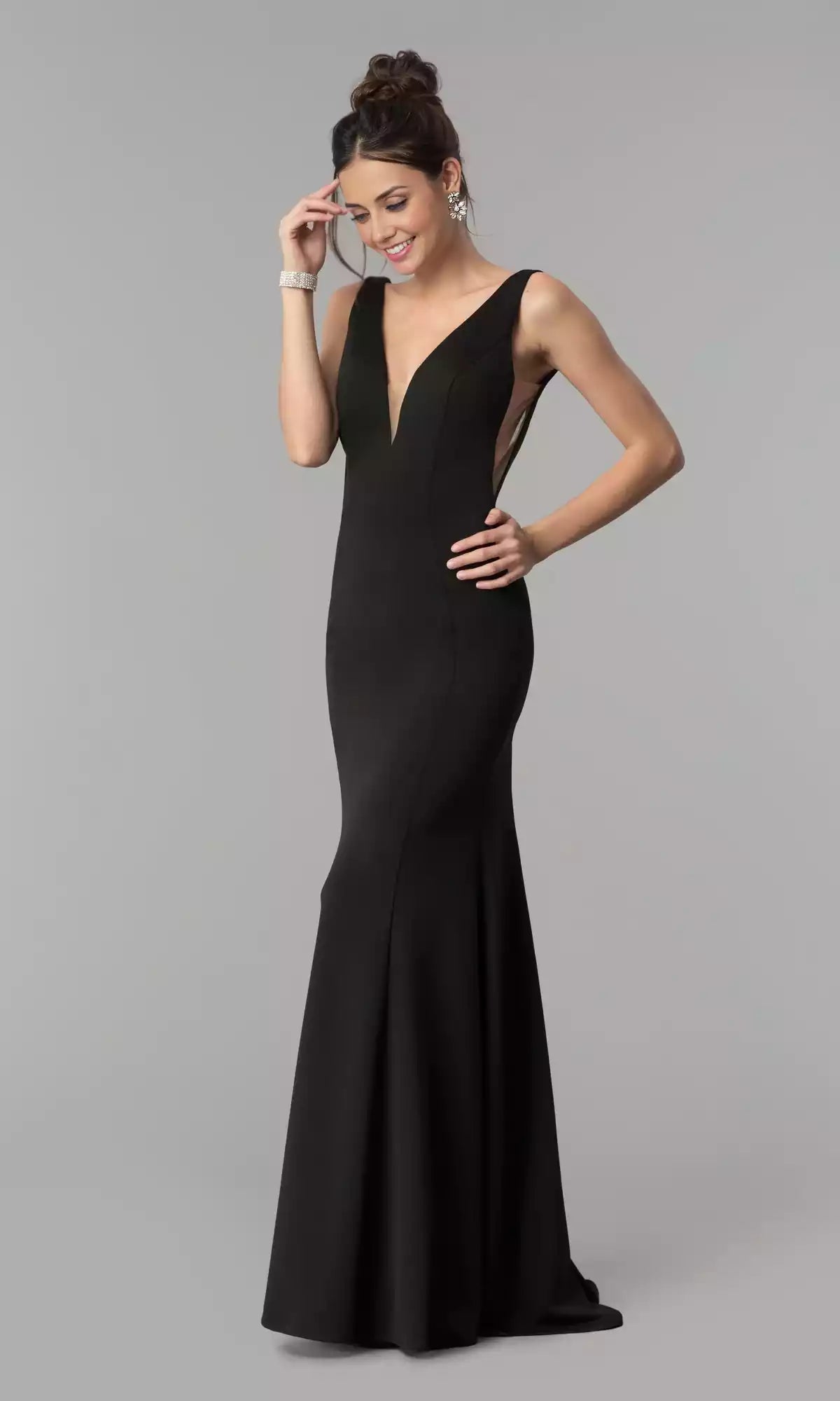 Elegant sleeveless V-neck sheer sheer slim fit perfectly outlines the curves of the hips, highlighting your graceful figure Prom Dresses