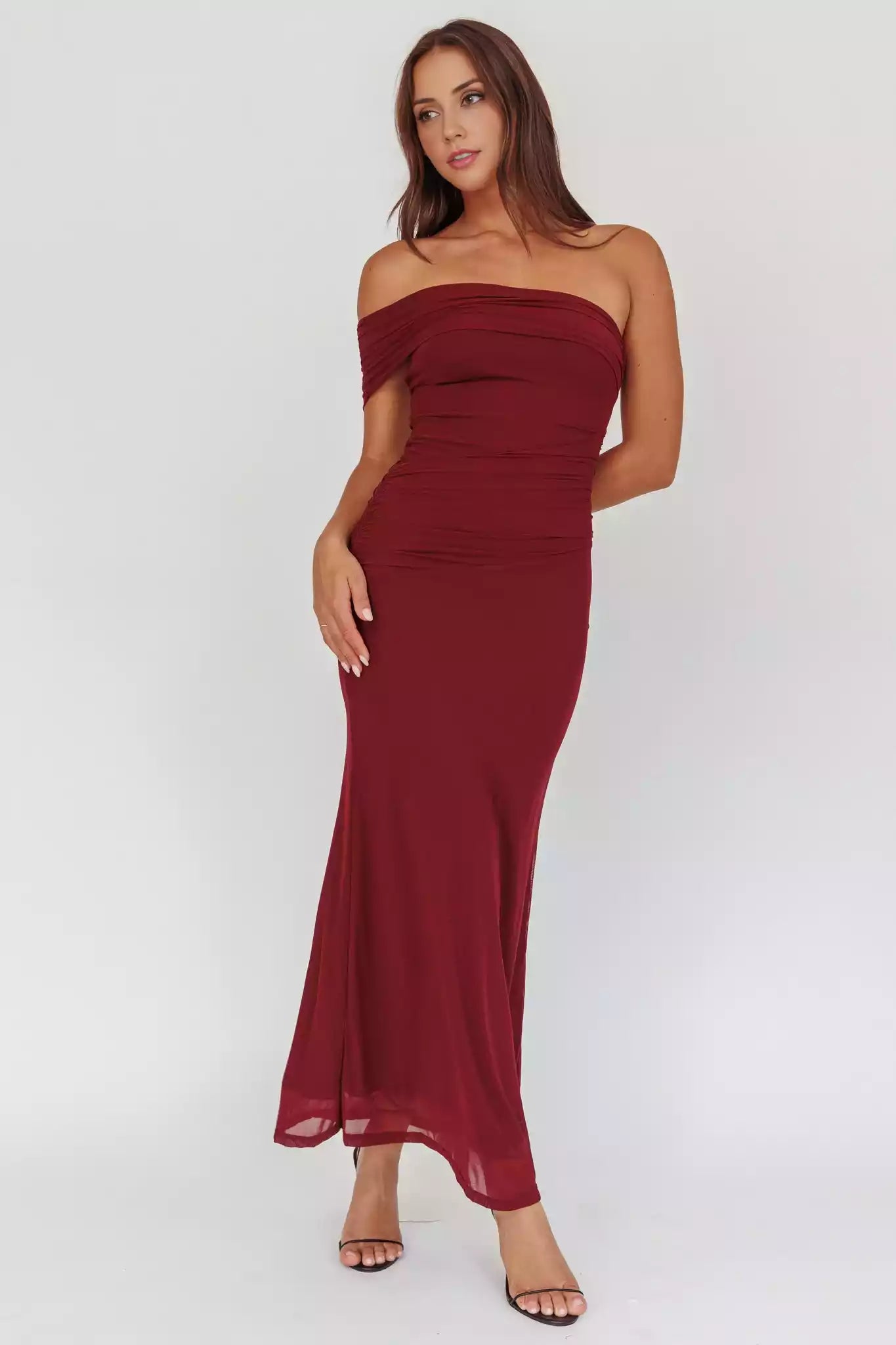 Fashionable single shoulder lining with pleated details at the waist and zippers on the sides Prom Dresses
