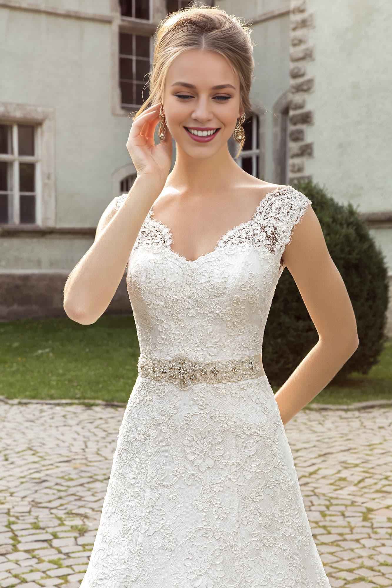 Lace Bridal Gowns Court Train V Neck Royal Wedding Dress