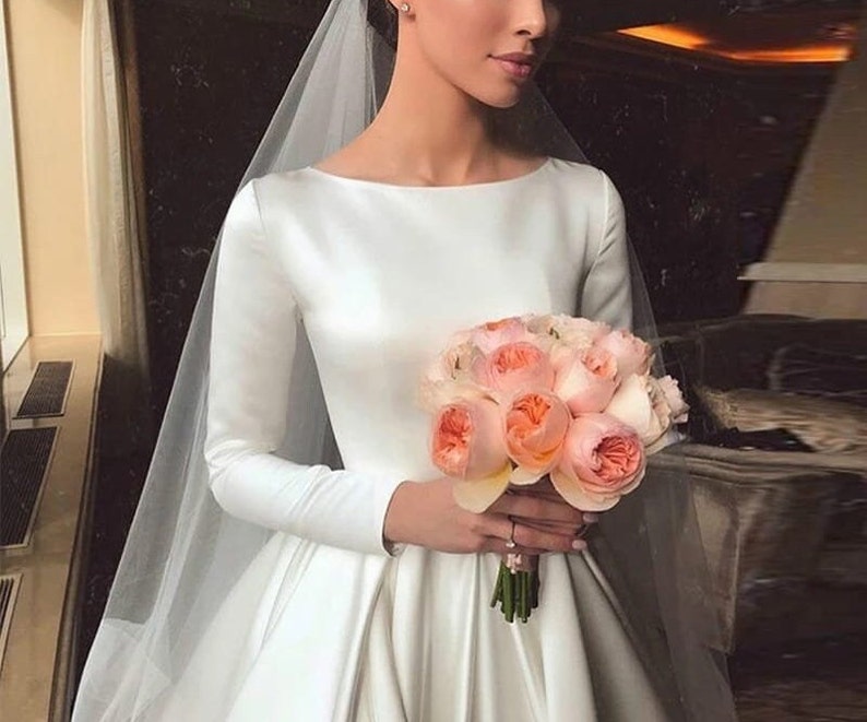 Wedding Dress Modest Long Sleeves Wedding Gown with Long Train Luxurious Dress Ivory Wedding Gown