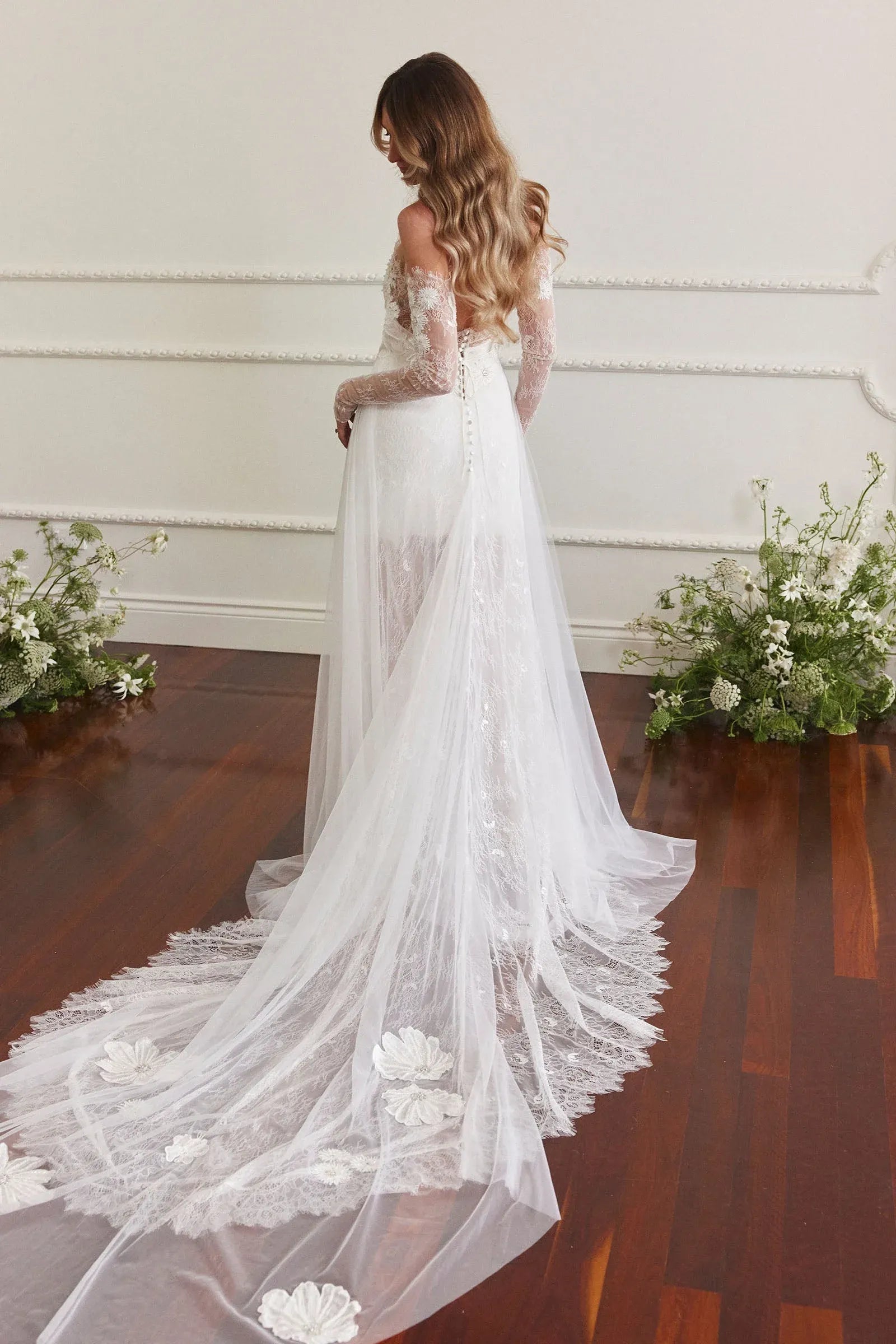 Modern Fashion Strapless Floral Lace Wedding Dress with Detachable Long Sleeves & Tulle Train