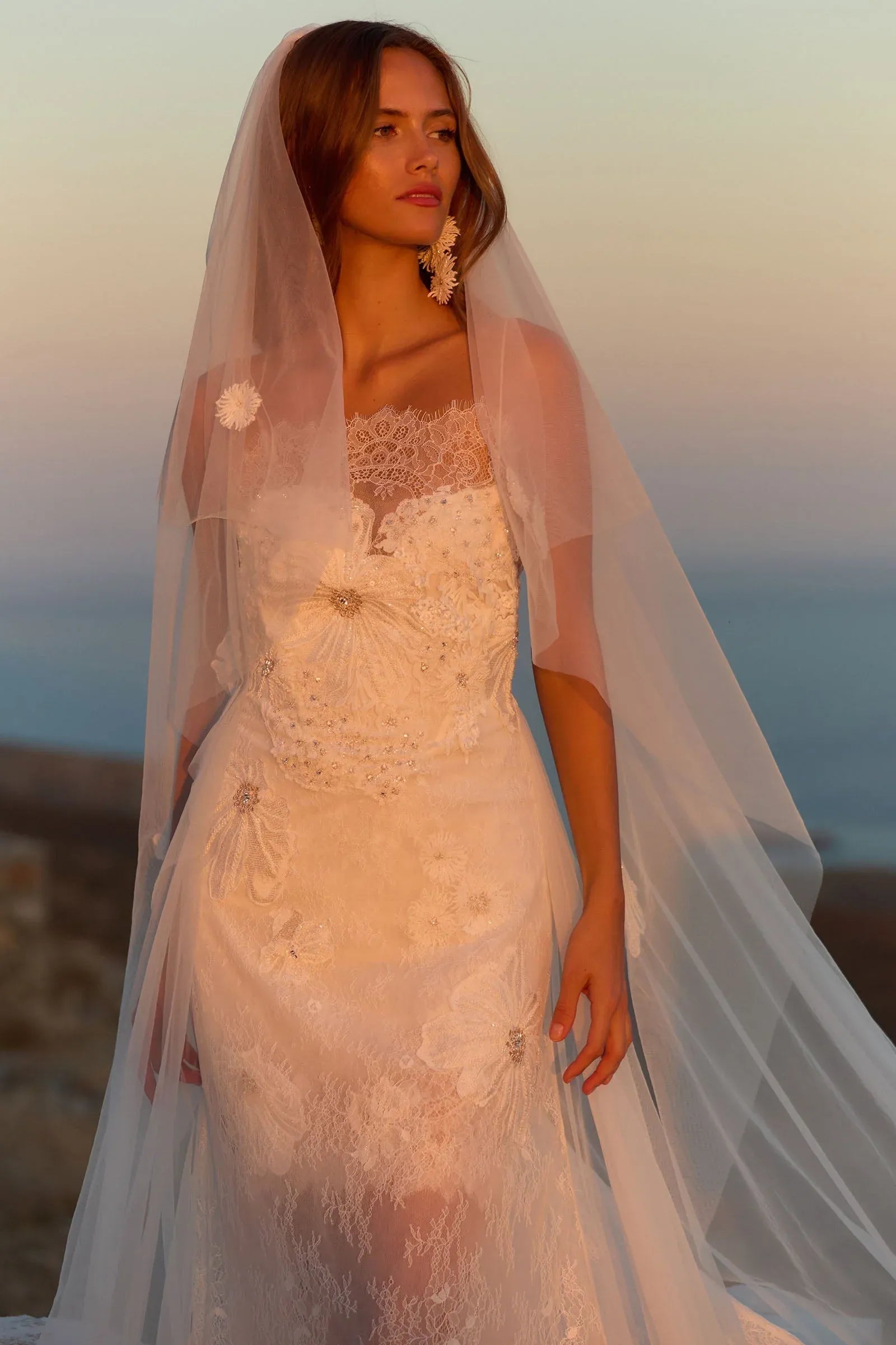 Modern Fashion Strapless Floral Lace Wedding Dress with Detachable Long Sleeves & Tulle Train