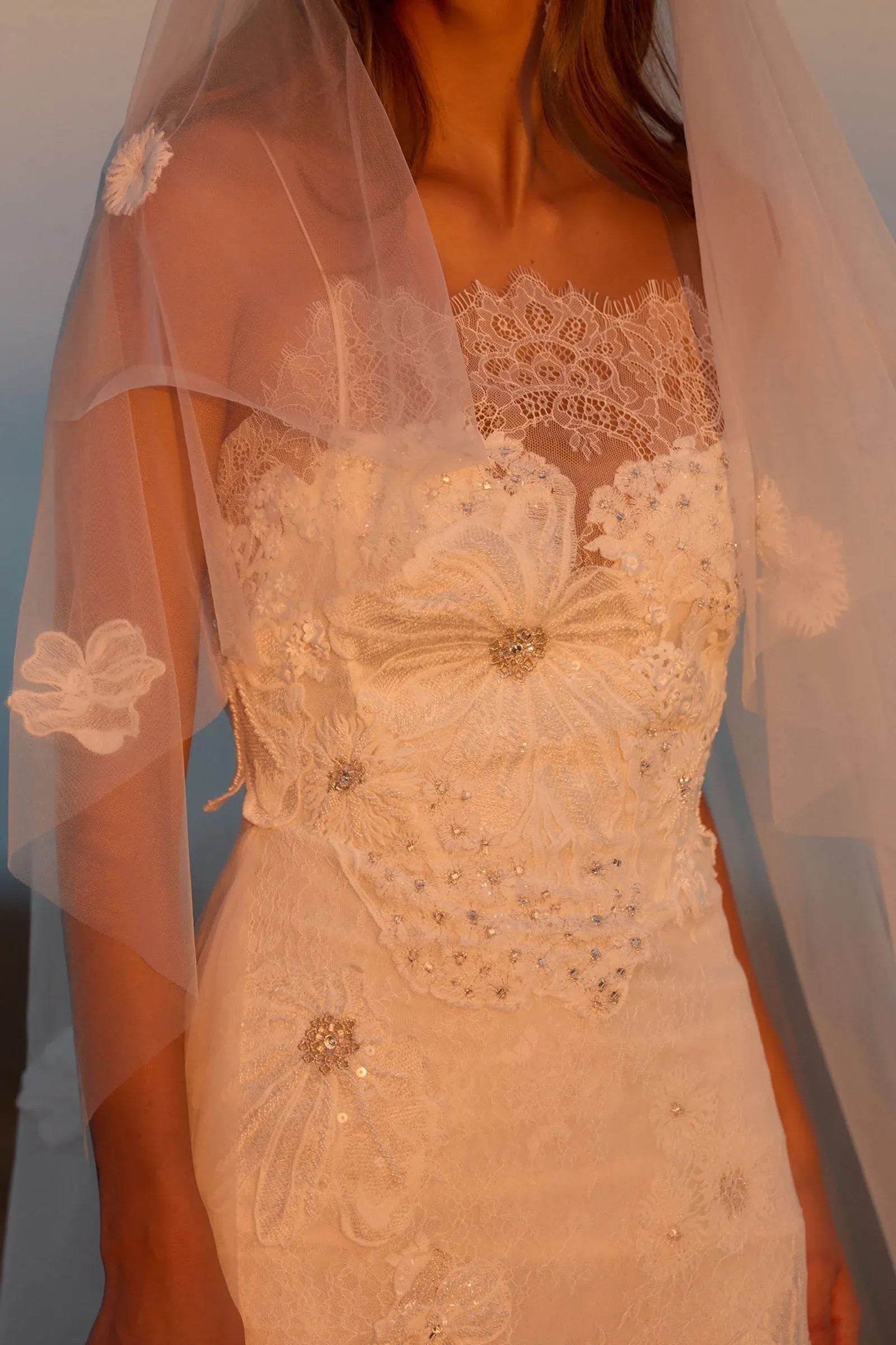 Modern Fashion Strapless Floral Lace Wedding Dress with Detachable Long Sleeves & Tulle Train