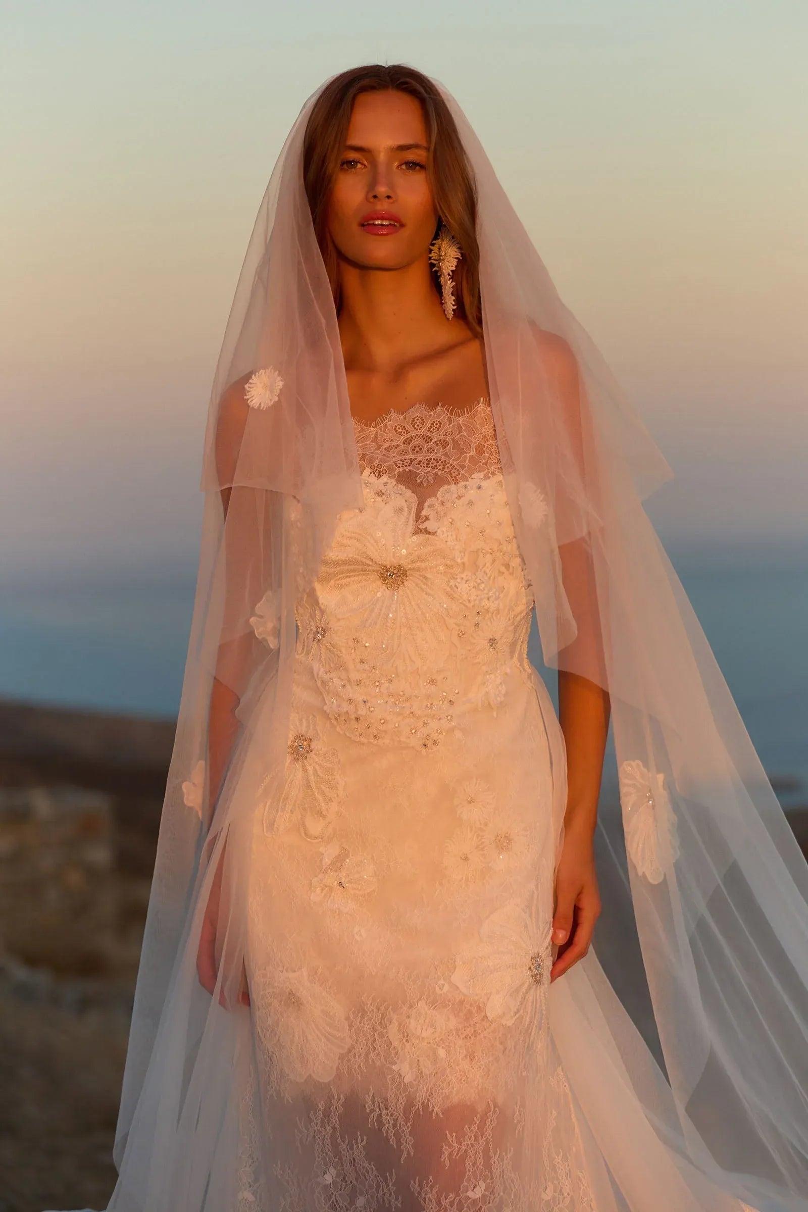 Modern Fashion Strapless Floral Lace Wedding Dress with Detachable Long Sleeves & Tulle Train