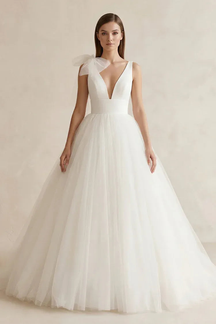 Modern Fashion V-Neck Tulle Ball Gown Ball Gown Wedding Dress with Asymmetrical Bow Detail