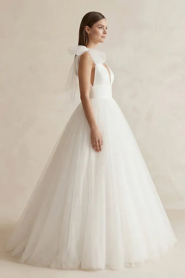 Modern Fashion V-Neck Tulle Ball Gown Ball Gown Wedding Dress with Asymmetrical Bow Detail