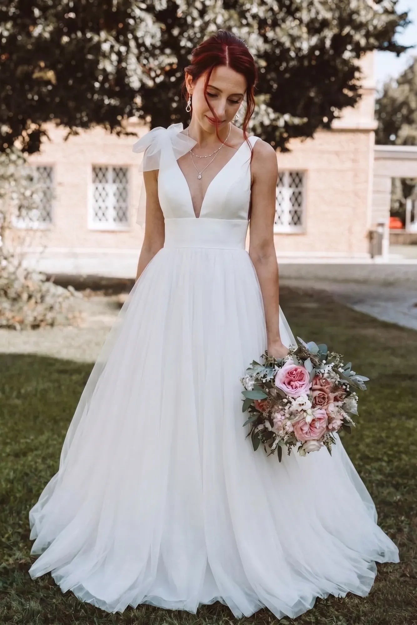 Modern Fashion V-Neck Tulle Ball Gown Ball Gown Wedding Dress with Asymmetrical Bow Detail