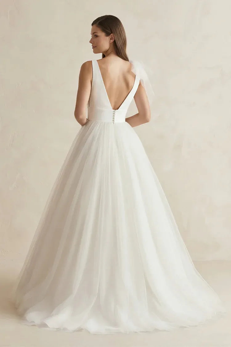 Modern Fashion V-Neck Tulle Ball Gown Ball Gown Wedding Dress with Asymmetrical Bow Detail