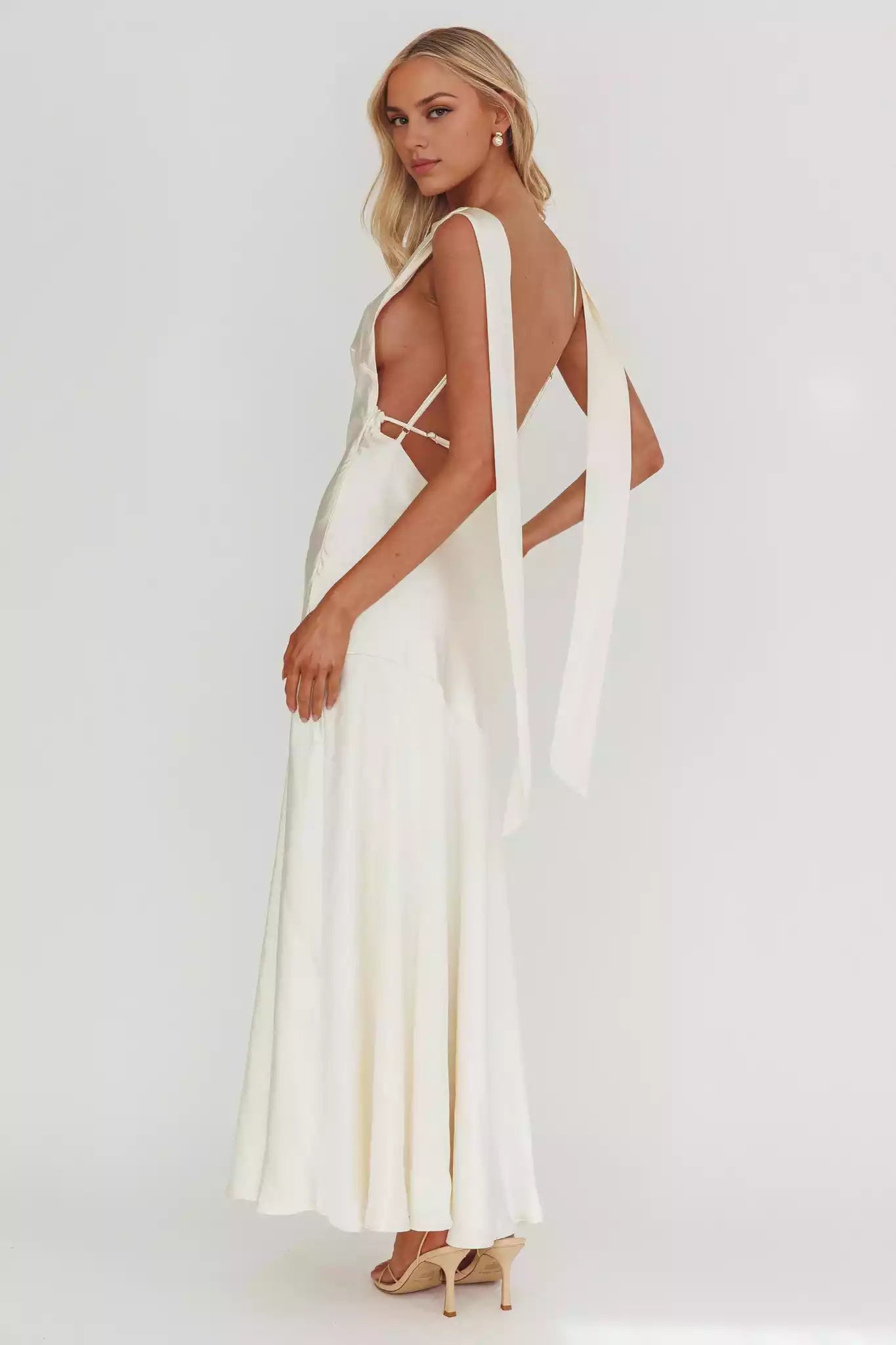 Prom Dresses with eye-catching lining, sleeveless adjustable shoulder straps, and zippered side straps