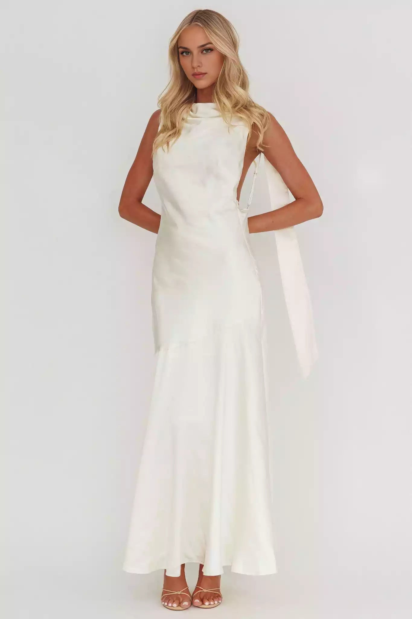 Prom Dresses with eye-catching lining, sleeveless adjustable shoulder straps, and zippered side straps