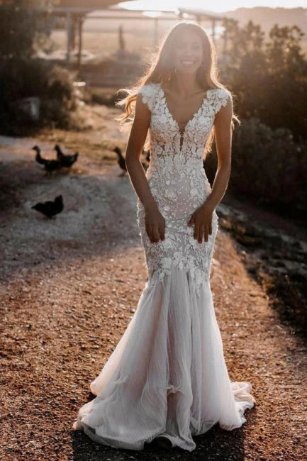 Straps V Neck Mermaid Lace Wedding Dresses With Applique Court Train
