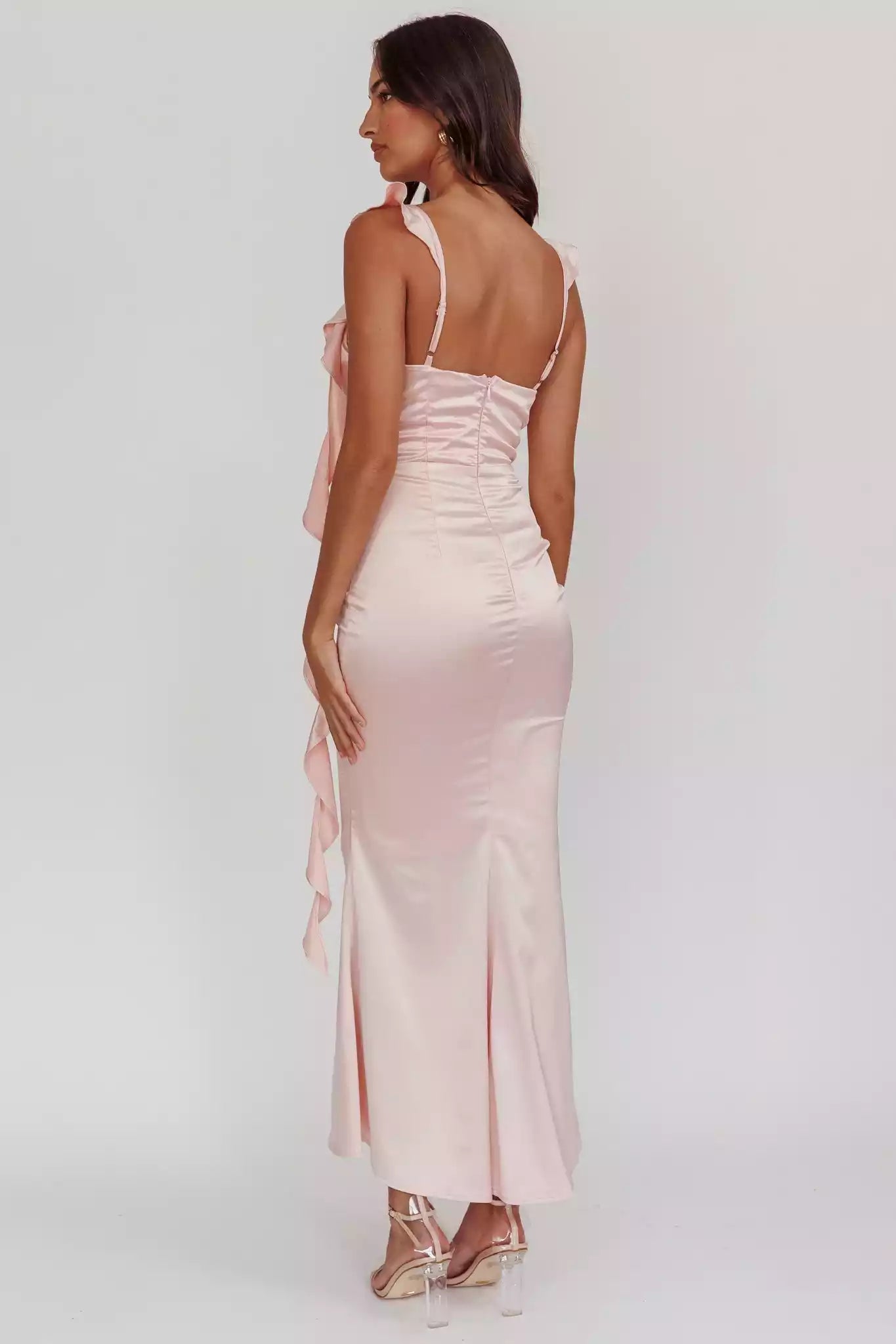 Stunning appearance with ruffled edges and pleats that fit snugly. Long built-in chest cushion, ruffled shoulder straps, hidden back zipper. Prom Dresses